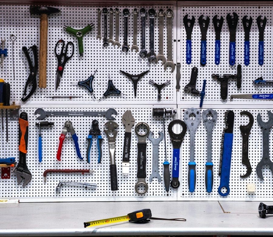 Panou cu scule manuale: chei, clești, șurubelnițe